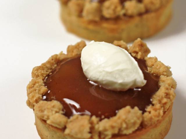Ābolu Tatin tartes ar vaniļu un mandelēm