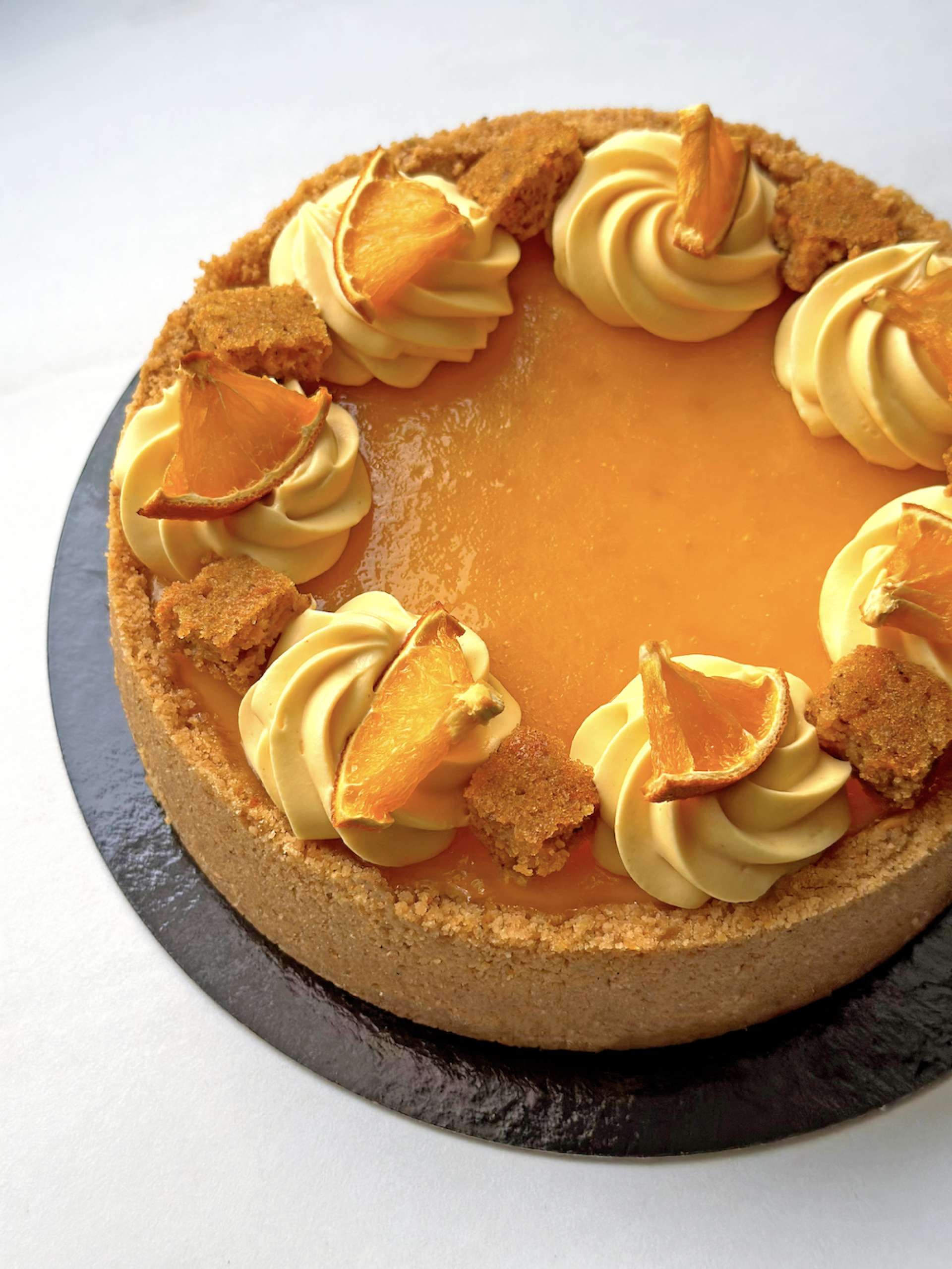 Burkānu-apelsīnu siera kūka ar smiltsērkšķiem